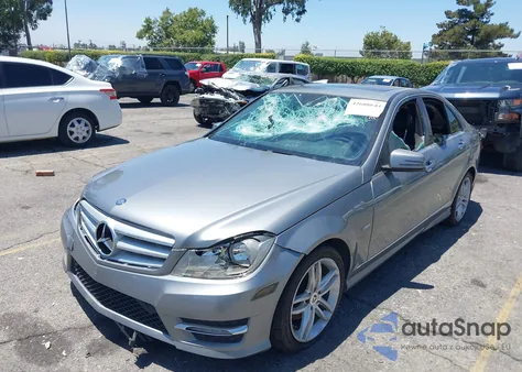 2012 Mercedes-Benz C 250 Luxury/Sport z USA, uszkodzony, nr VIN WDDGF4HB3CR233709